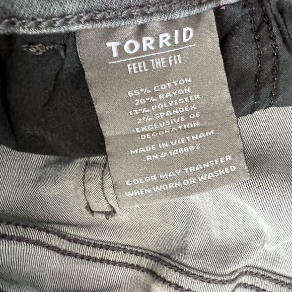 Torrid Jeans Size 3 Gray/Black Crop Pull-On Weekend Straight Super Soft Mid Rise - Picture 4 of 9